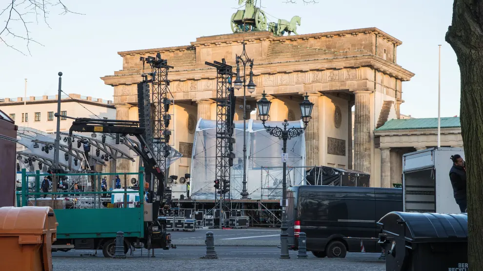 Los operarios ultiman los preparativos en la Puerta de Brandemburgo.