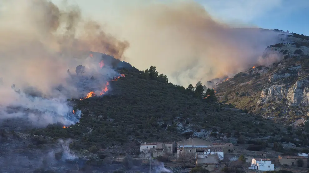 Se incorporan siete medios aéreos a la extinción del incendio de Castellón