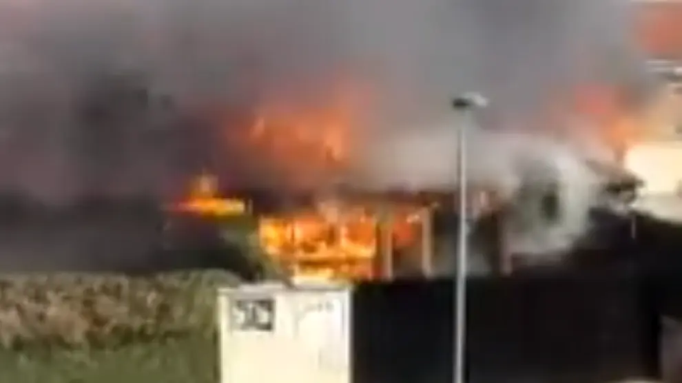 Al menos 12 personas evacuadas por un incendio en una urbanización de chalets en Tafalla