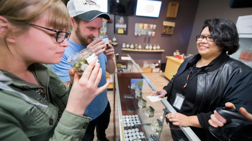 Dos clientes en una de las nuevas tiendas de venta de marihuana para usos recreativo en California