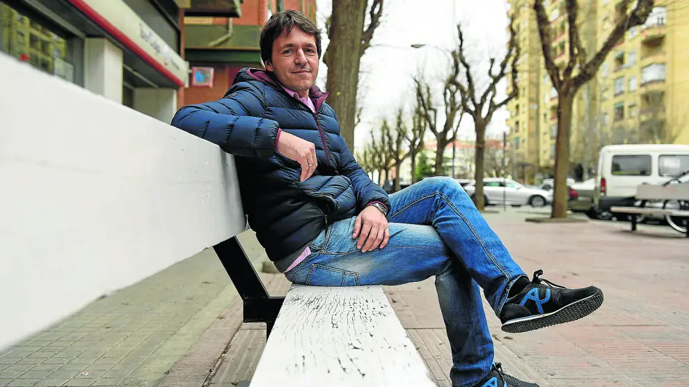Josete Ortas, director general del Huesca, posa en las calles de una capital oscense que vibra con el momento de su equipo.