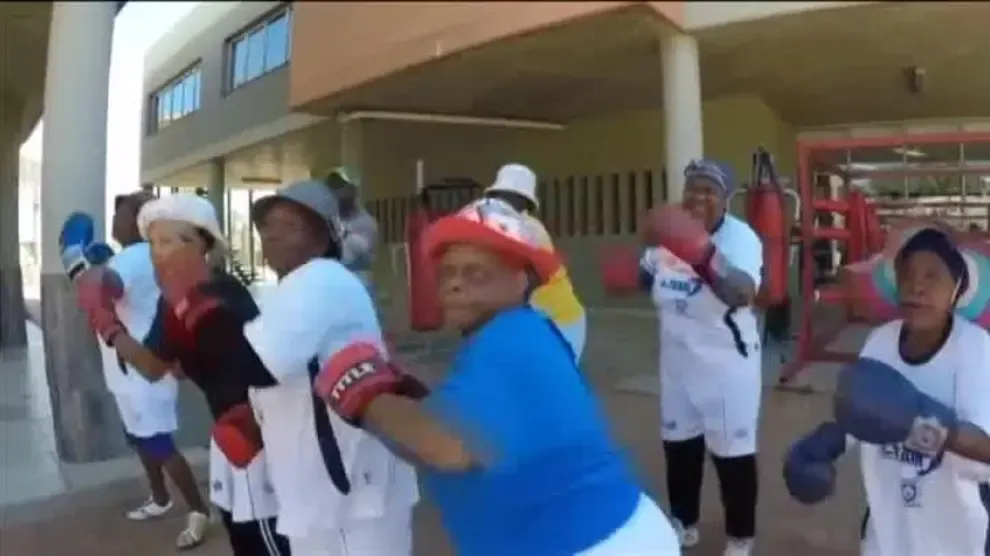 Abuelas boxeadoras golpean a la vejez a ritmo de Rocky en Sudáfrica