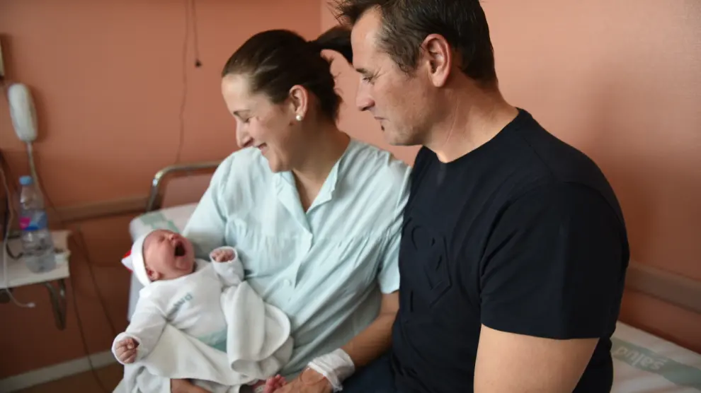 Gabriel, con sus padres, Cristina y Félix, en su habitación del hospital San Jorge