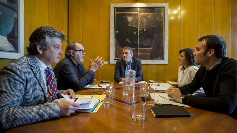 Representantes de ZEC y PSOE, en la reunión de ayer sobre el presupuesto