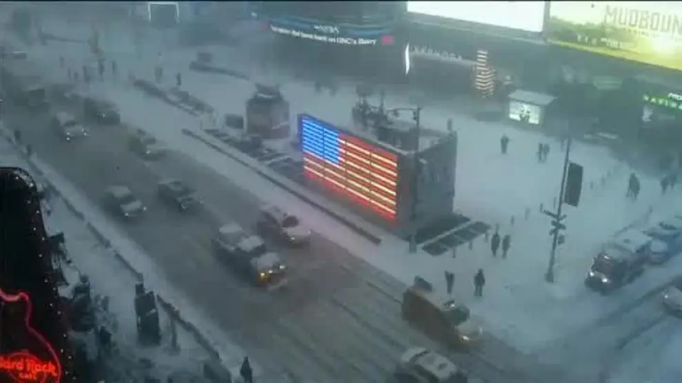 Time Square se llena de nieve en menos de un minuto