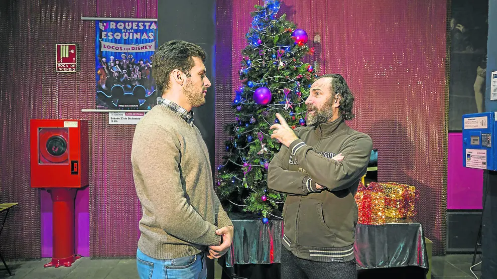 Un encuentro de altura. Carlos Martín, a la derecha, charla con el jugador del Tecnyconta Tomás Bellas, en la cafetería del Teatro de la Esquinas.