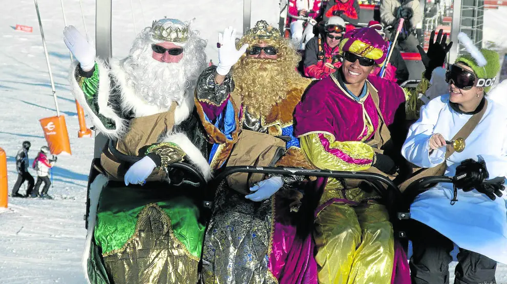 Los Reyes Magos el pasado año a su llegada a la estación de Cerler, montados en el telesilla.