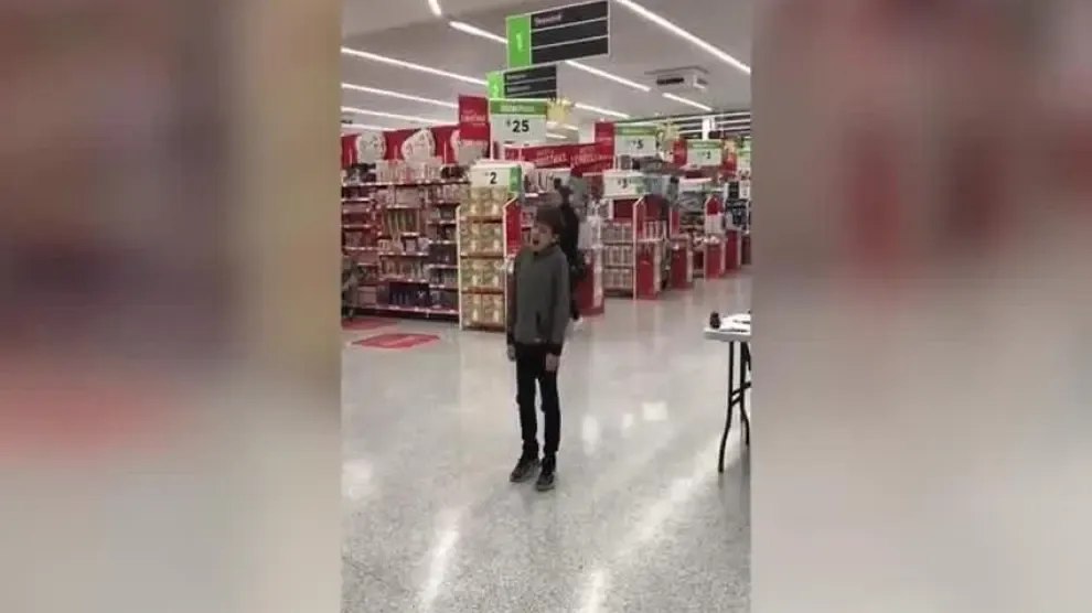 Un niño autista canta en un supermercado y se convierte en viral