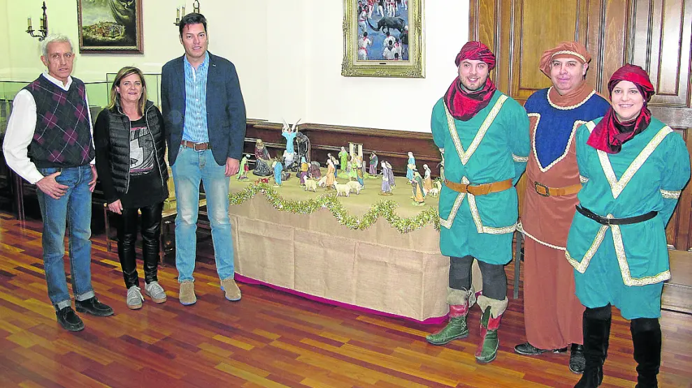 Representantes del Ayuntamiento, Atadi y la DO Jamón de Teruel, junto a los pajes reales.