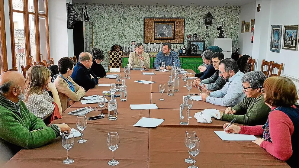 Cocineros, expertos en gastronomía y representantes institucionales, en la Hospedería de Sádaba.