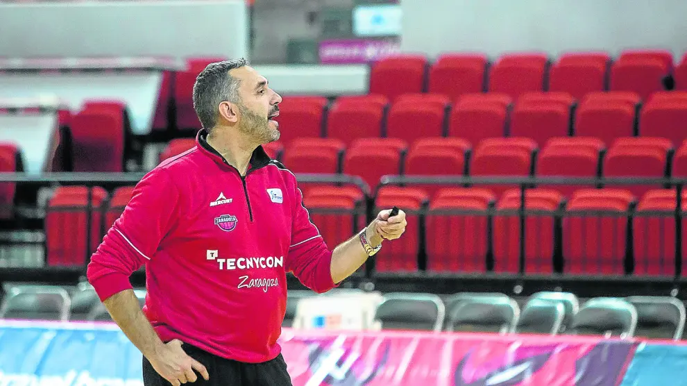 El entrenador del Tecnyconta Zaragoza, Jota Cuspinera, en el pabellón Príncipe Felipe.