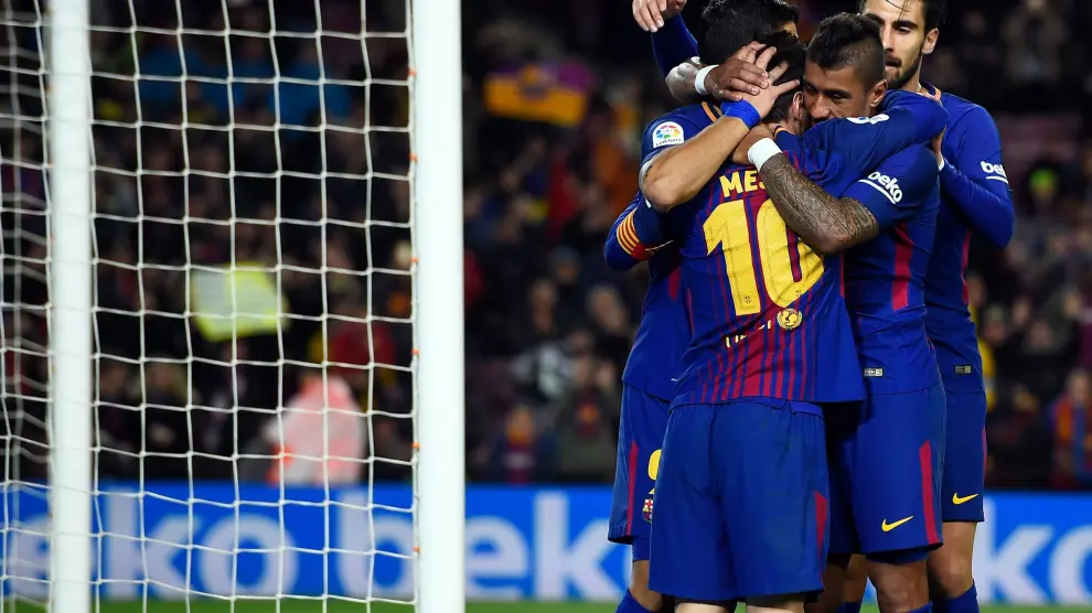 Los jugadores del Barça se abrazan tras el gol.