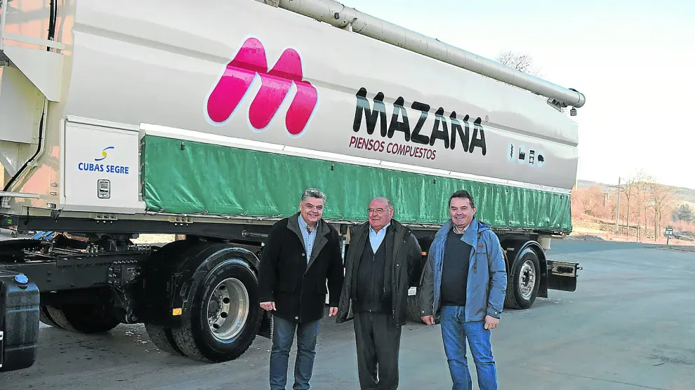 Antonio Mazana, Manuel Mazana padre y Manuel Mazana hijo, junto a uno de los camiones de la empresa.