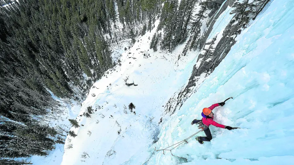 Espectacular imagen de Cecilia Buil en plena escalada sobre hielo en la vía bautizada como 'The Lynx', en Canadá.