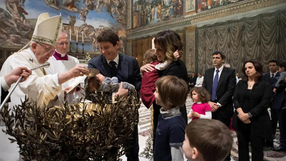 El papa Francisco, durante el bautizo