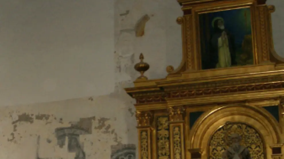 Las pinturas grisáceas halladas en la pared junto al retablo mayor de la ermita de San Antón.