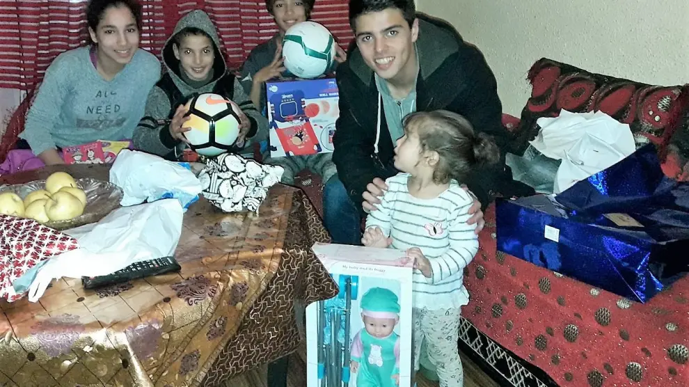 Una familia aragonesa que ha participado en la campaña 'Una sonrisa por Navidad'