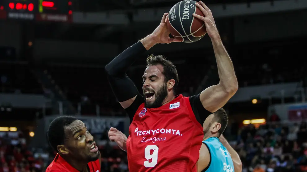 Nikola Dragovic captura con rabia uno de sus 16 rebotes contra Estudiantes.