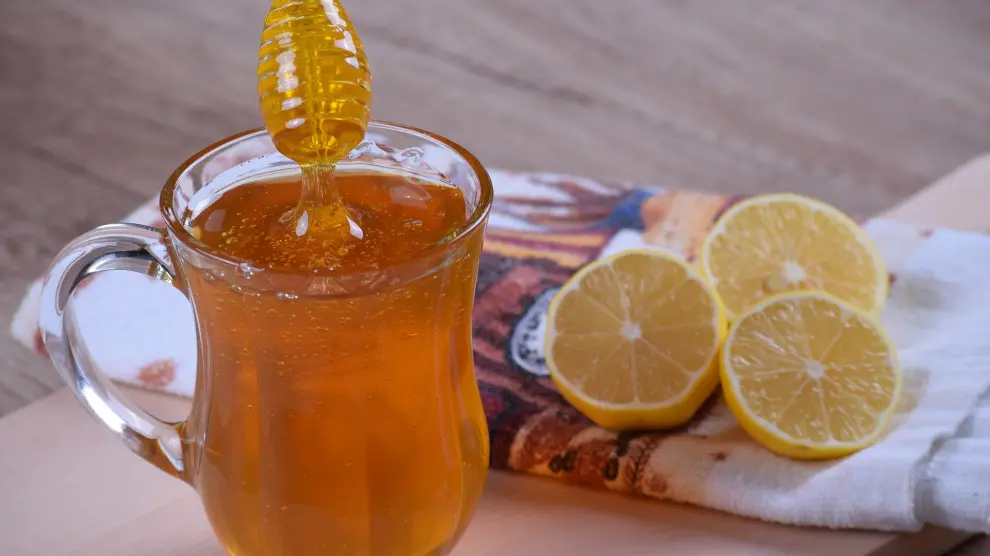 Uno de los remedios más tradicionales consiste en templada con miel y limón.