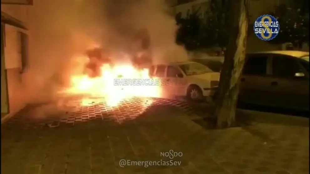 Incendio originado en un vehículo en Sevilla