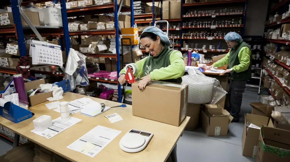 Dos trabajadoras de Gran Velada trabajan en el almacén de la empresa; preparan producto para su comercialización.