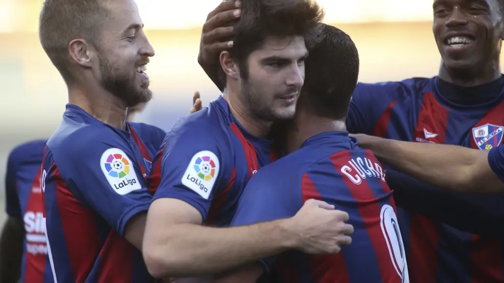 Melero es abrazado por Cucho Hernández, junto a los centrales Pulido y Jair, durante la celebración de un gol de esta temporada.