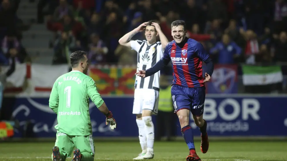 Gallar celebra el 1-0 del Huesca frente al Oviedo.