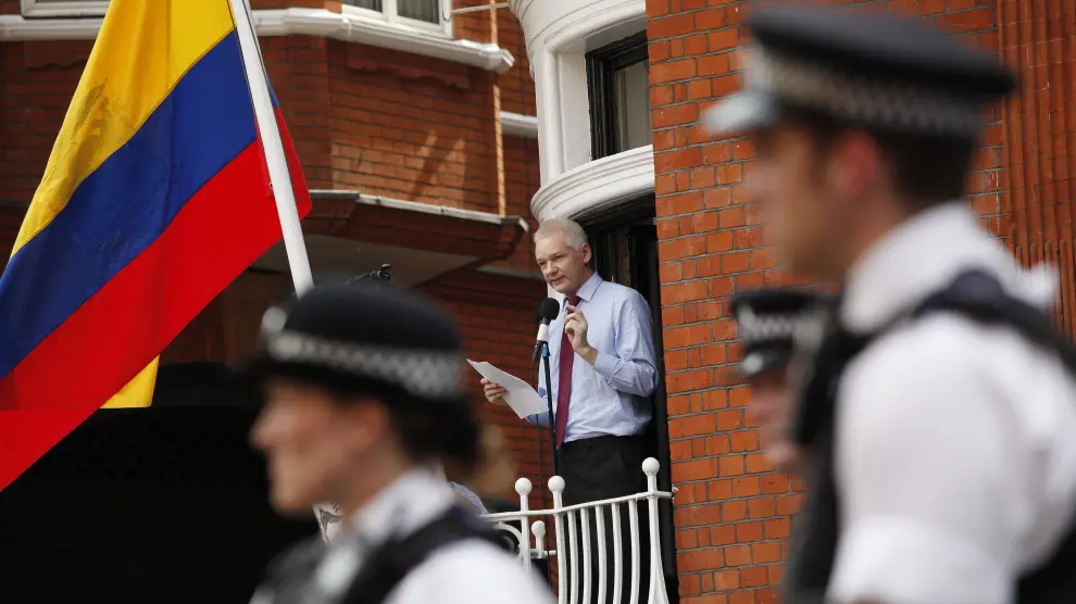 Assange, en un balcón de la Embajada de Ecuador en Londres, en 2012.