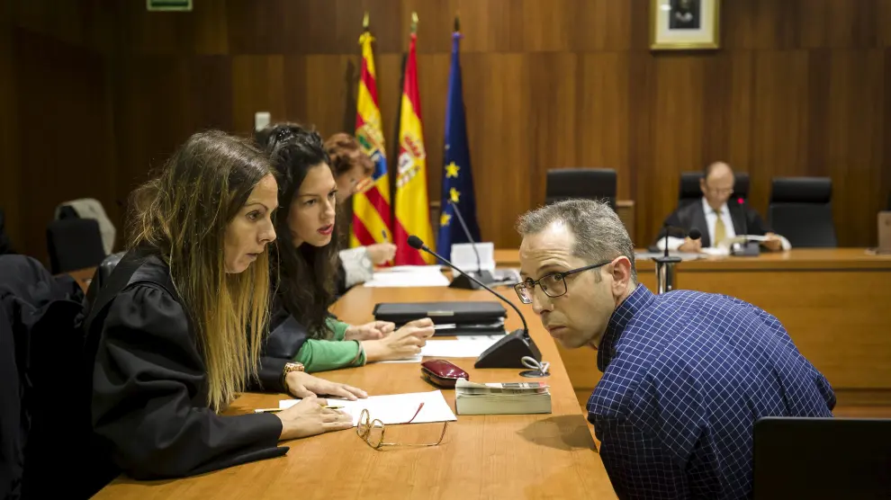 El acusado, Francisco Canela, conversando con su abogadas durante la celebración del juicio en la Audiencia de Zaragoza.