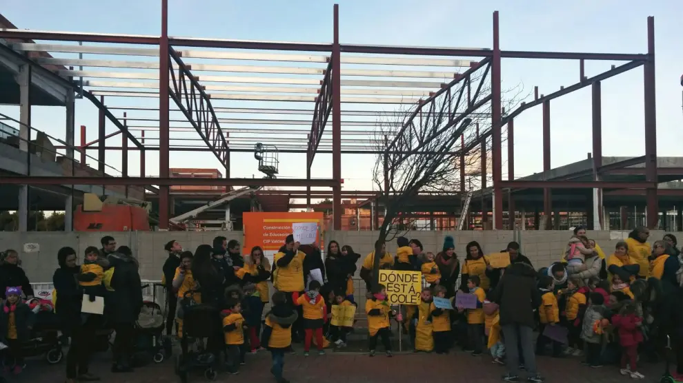 Familias del colegio Valdespartera 3 muestran su descontento por el retraso de las obras