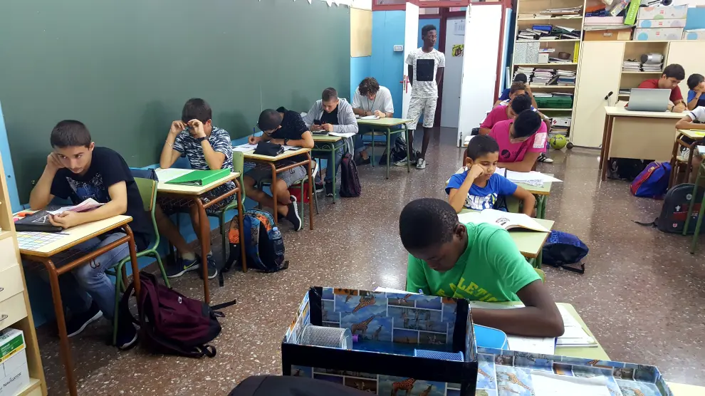 Jugadores de los equipos de fútbol del Programa de Liderazgo Social estudiando en el colegio Santo Domingo de Zaragoza.