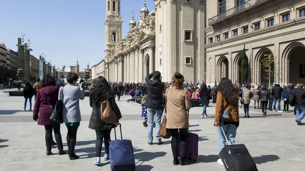 Turistas en la Plaza del Pilar de Zaragoza.