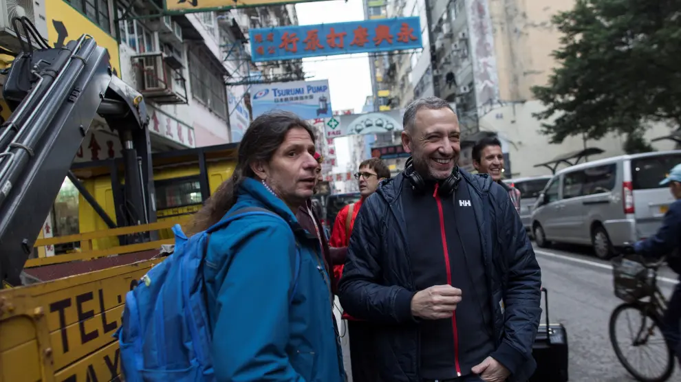 Nacho García Velilla a la derecha, en un momento del rodaje en un barrio de Hong Kong.
