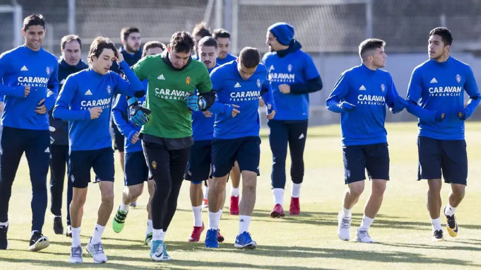 La plantilla del Real Zaragoza, al inicio del entrenamiento.