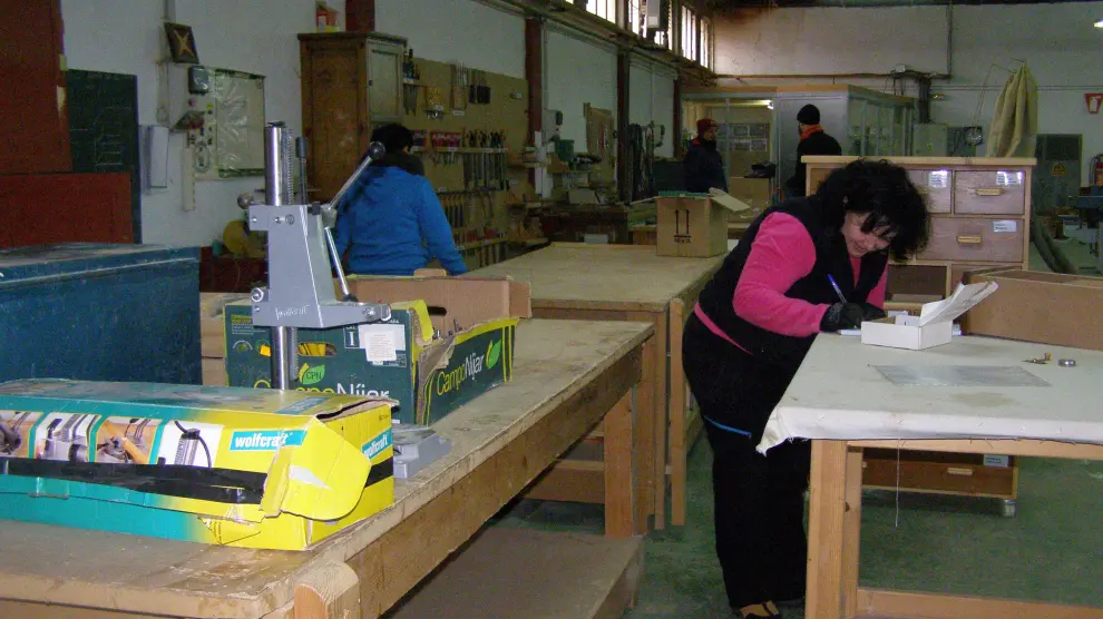 Alumnos del módulo de carpintería en el taller de empleo de la FTM.