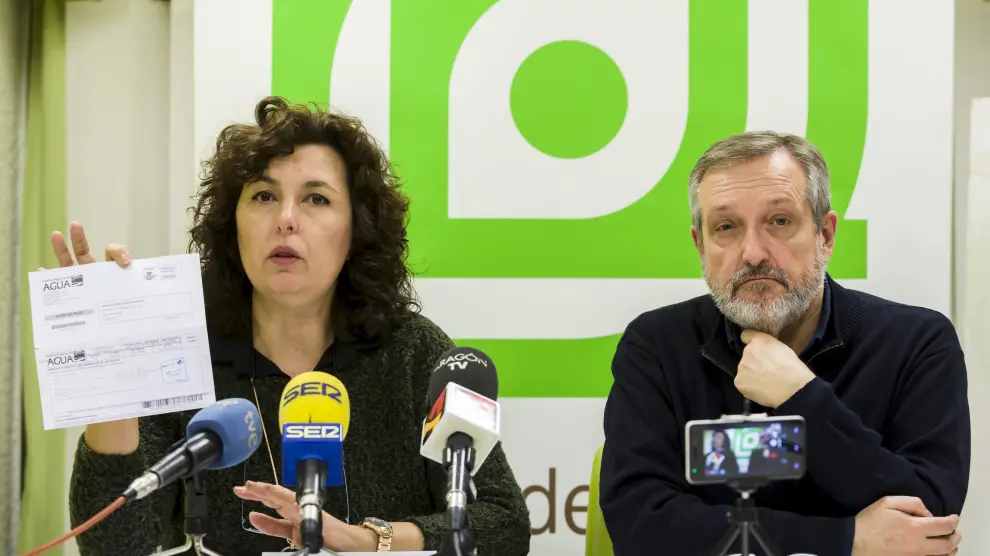 Blanco y Oliván muestran el recibo del ICA de la Unión de Consumidores de Aragón, ya abonado