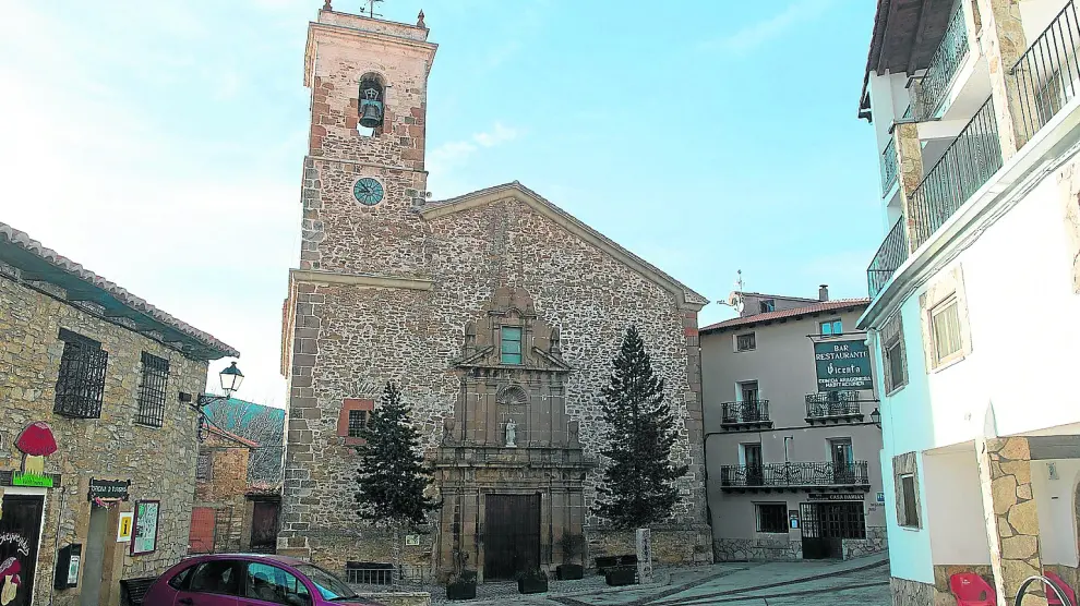 La plaza, con la iglesia parroquial, concreta también la oferta hostelera de la localidad.