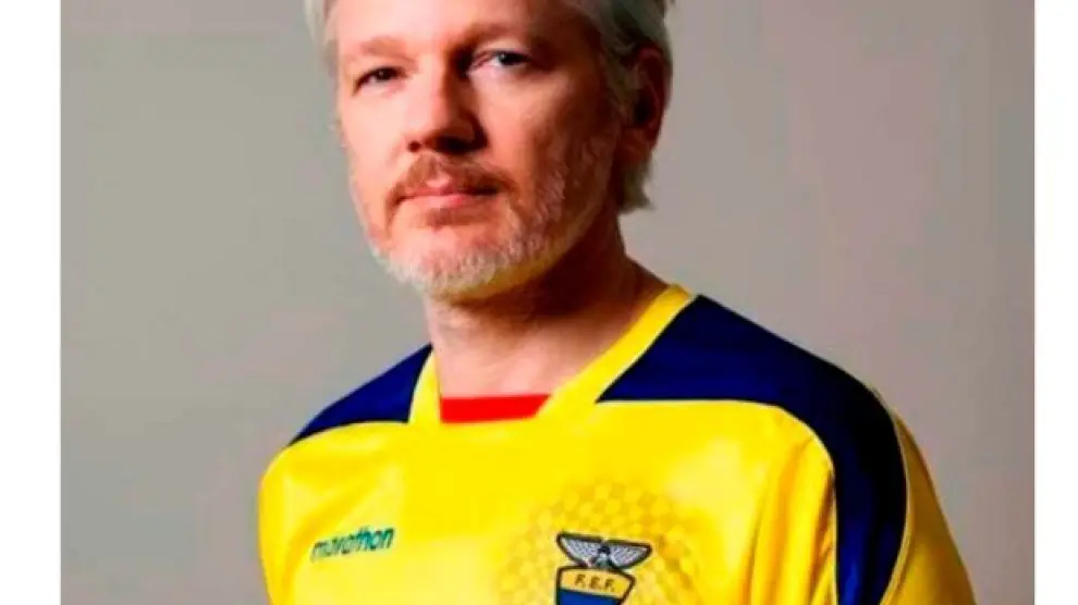 Assange con la camiseta de Ecuador