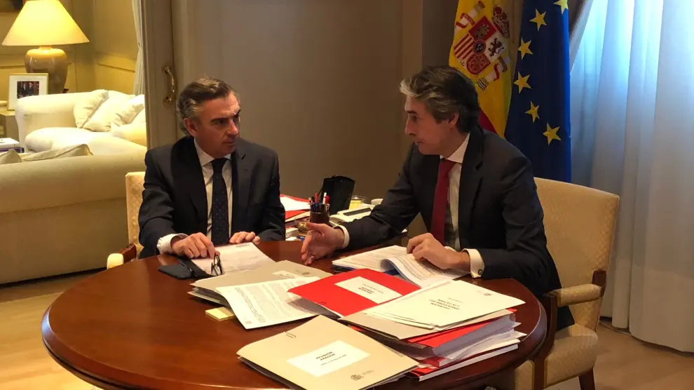 El presidente del PP-Aragón, Luis María Beamonte, y el ministro de Fomento, Íñigo de la Serna, ayer jueves.