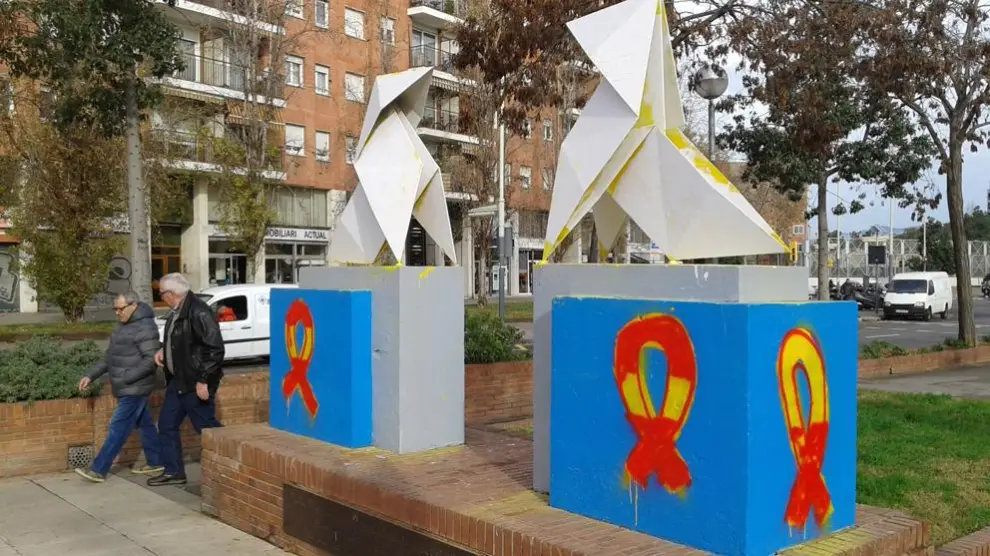 Las Pajaritas de Acín en Barcelona han sido víctimas de pintadas de uno y otro signo político