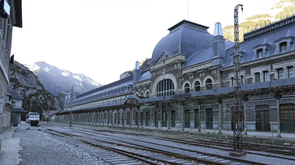 La estación de Canfranc recibirá 2.007.594,46 euros para la restauración de los andenes y el vestíbulo.