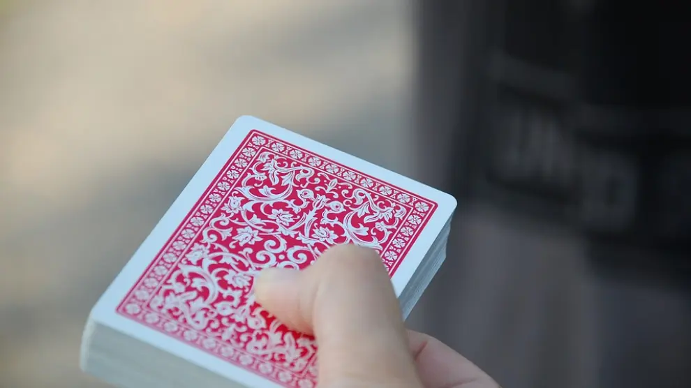 Diseñan un juego de cartas que promueve hábitos de vida saludables entre los estudiantes.