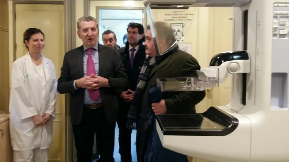 El consejero de Sanidad ha visitado la unidad móvil de Teruel, que incorpora el nuevo mamógrafo