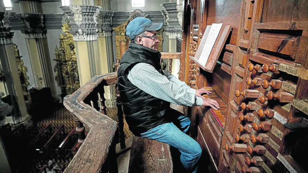 Melchor Terrado toca el 'She Loves You' de The Beatles en el órgano de la iglesia de San Pedro.