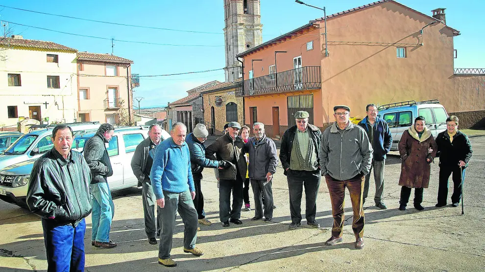 Vecinos de Campillo de Aragón, en la foto, coinciden en sus críticas por la falta de un taxi para poder desplazarse a Calatayud