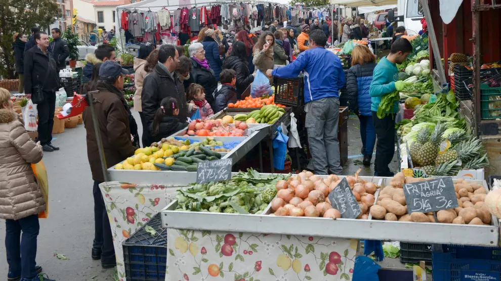 Un puesto de verdura del mercado, rodeado de público en la Ronda de Dámaso Torán.