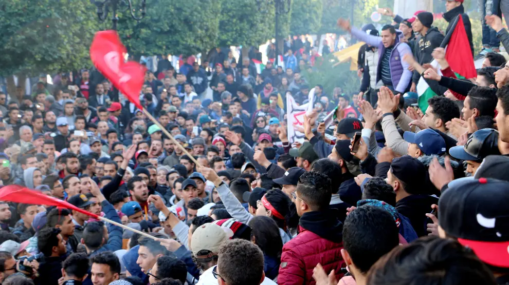 Miles de tunecinos conmemoran el séptimo aniversario de la revolución que acabó con la dictadura de Zinidin Ben Ali.