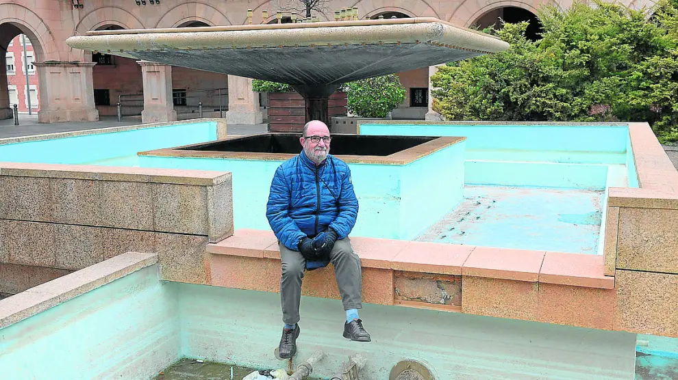 Pepe Polo, en la fuente de la plaza de San Juan, con las piscinas y los surtidores secos desde octubre