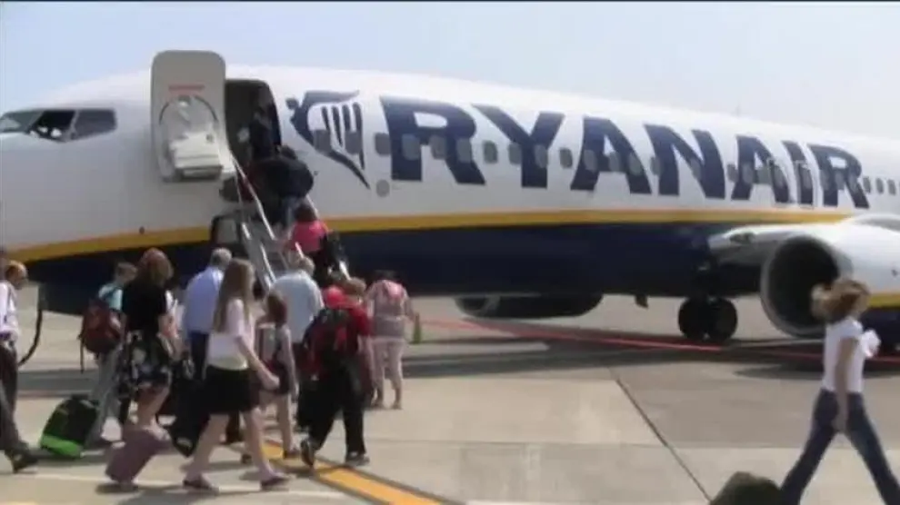 Pasajeros subiendo a un avión de Ryanair
