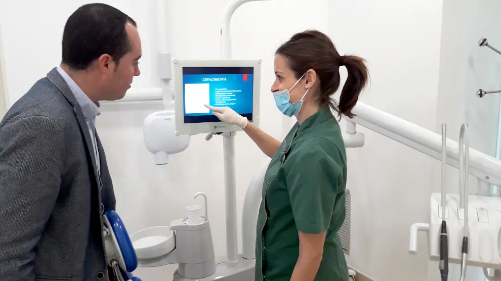 La ortodoncista Judith Cordóva, de la clínica Sanitas Dental de Gómez Laguna, explicando un tratamiento a un paciente.